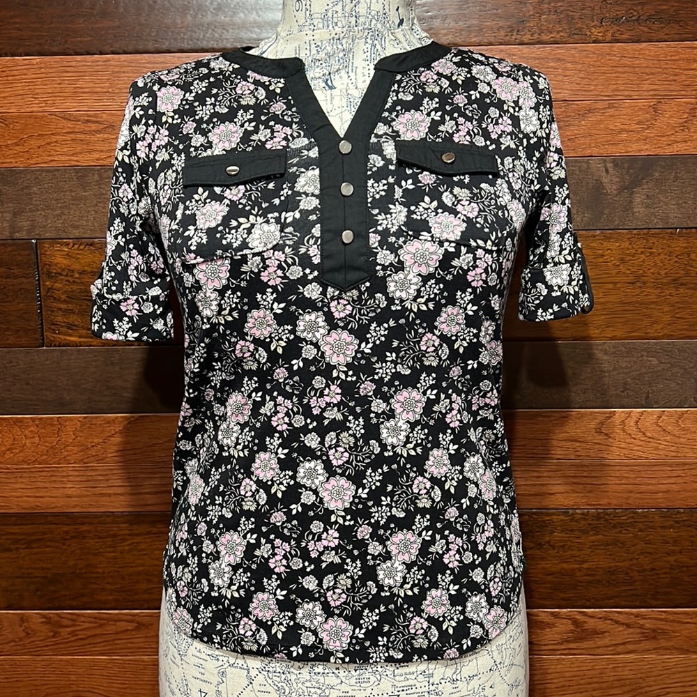 Croft & Barrow Quarter Button V Neck Short Sleeve Floral Top